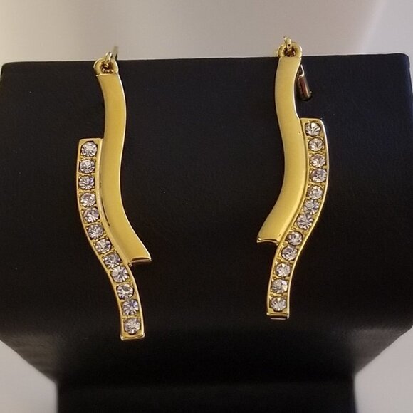 ❤️ NWT T Tahari Bar Crystal Pierced Earrings New with Tags - Picture 5 of 9